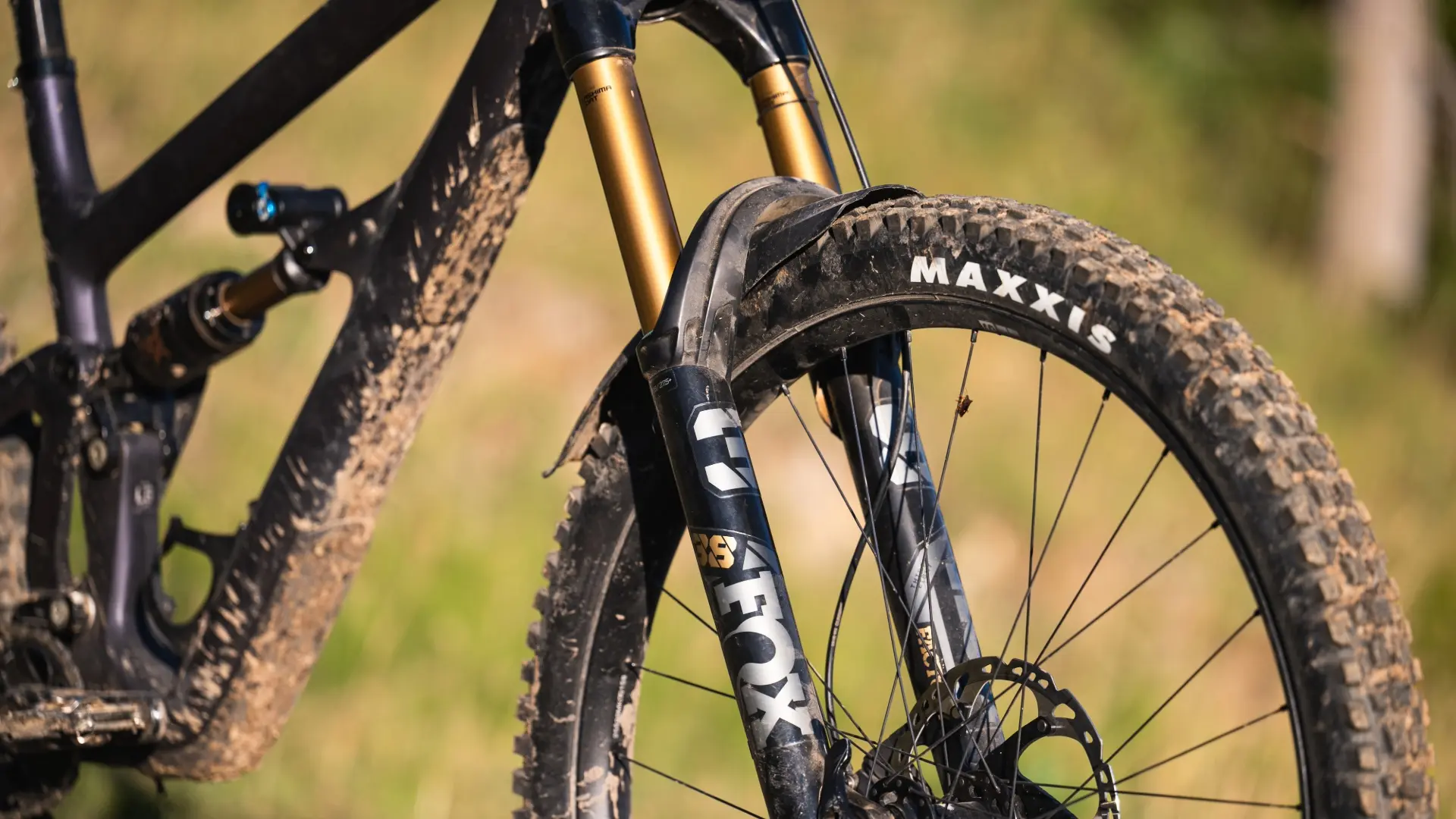 Ibis Ripmo V3 in einer steilen Abfahrt bei Bernex